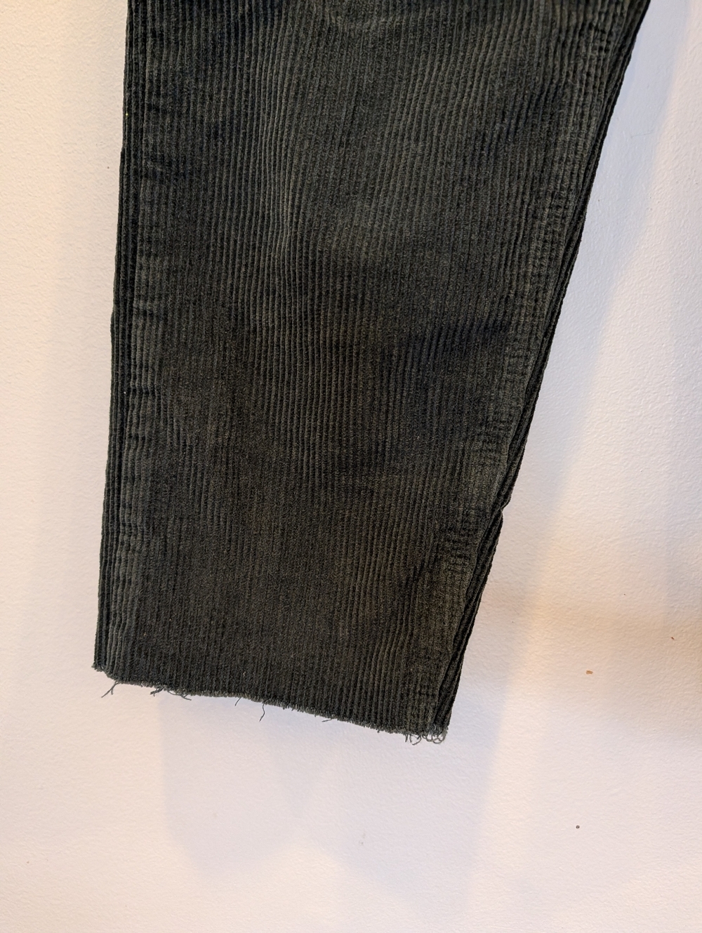 ASOS DESIGN Corduroy barrel leg trouser in Dark Green - Picture 5 of 8